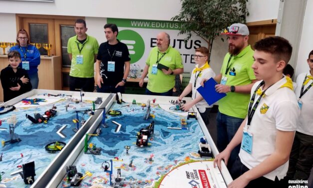 Remekelt a Vasvári csapata a robotversenyen