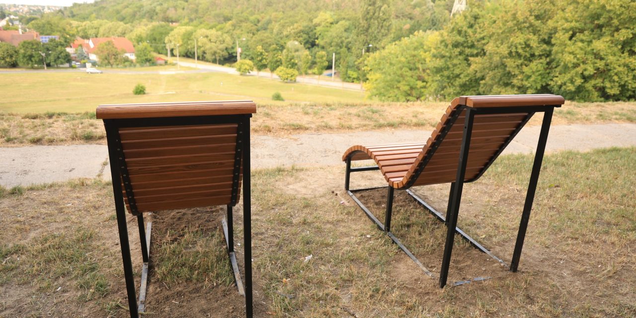 Panorámapadokat is telepítettek – új utcabútorokat helyeztek ki a Béke városrészben