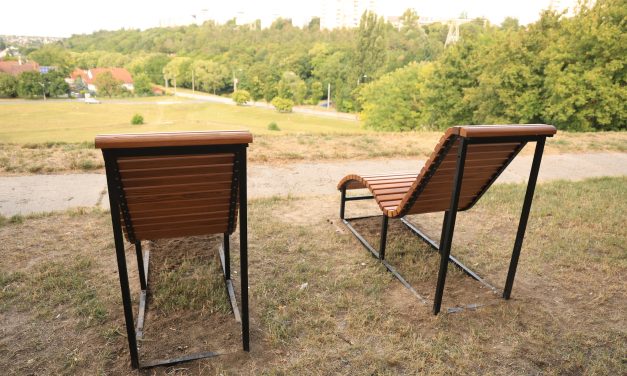 Panorámapadokat is telepítettek – új utcabútorokat helyeztek ki a Béke városrészben