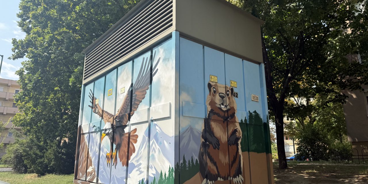 A sas leszállt, a mormota pedig mosolyog